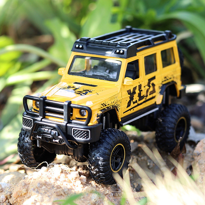 CJ simulation alloy off-road car model toy, detailed modified version with realistic design and rugged features.